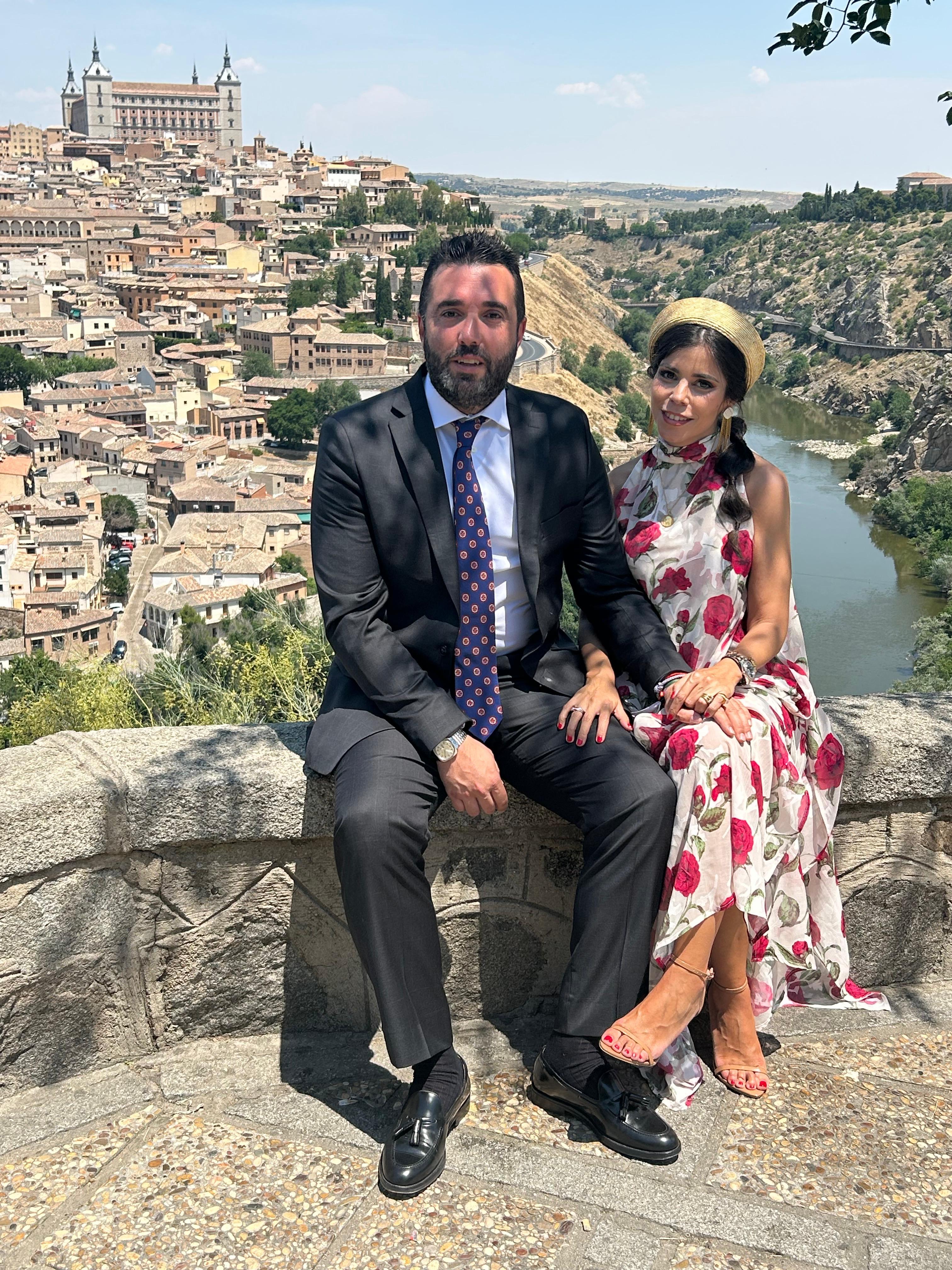 Teresa y Markel con el Alcázar de Toledo al fondo
